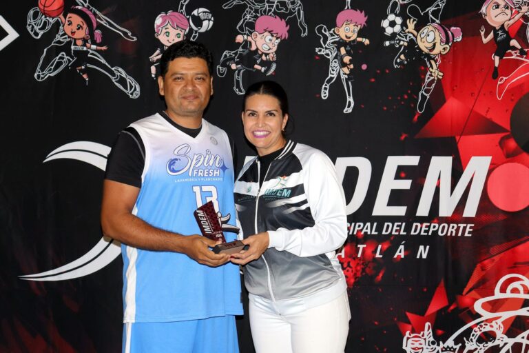 Premian a los mejores y renuevan emociones en la Liga de Basquetbol del Parque Lineal.