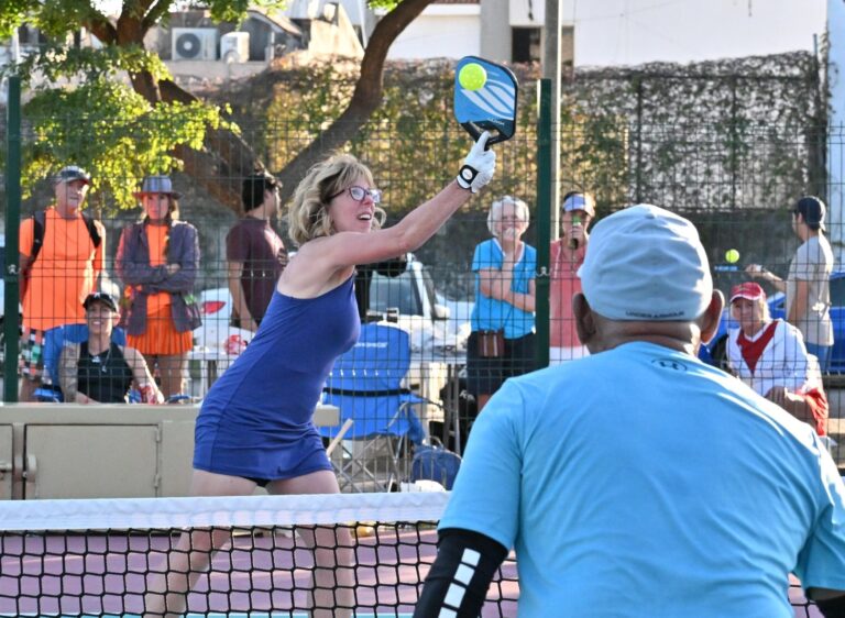 Bailan parejas con grandes juegos, en la clausura del Diablo Pickleball Tournament